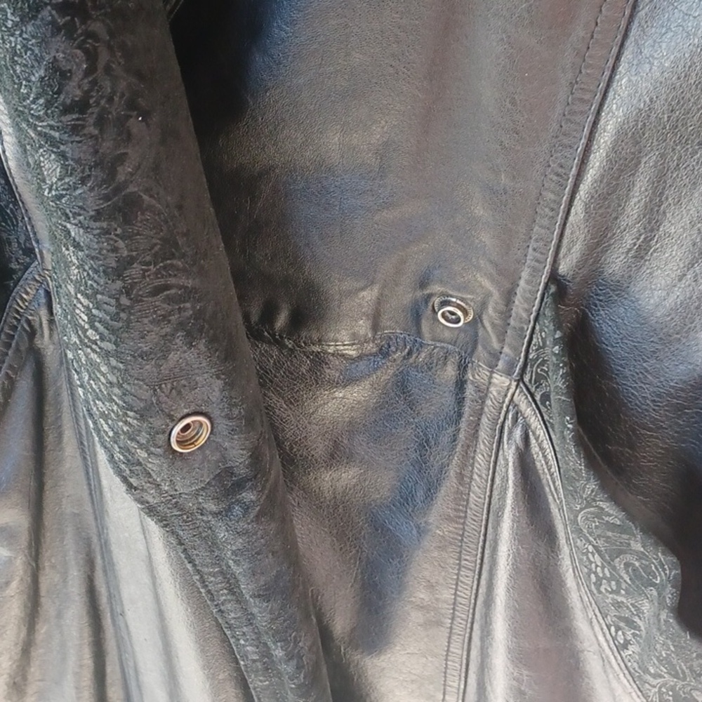 Wilson’s Leather Vintage 80’s Floral Leather Coat, Zipout Liner, 25" PTP, 47" L - Picture 10 of 13